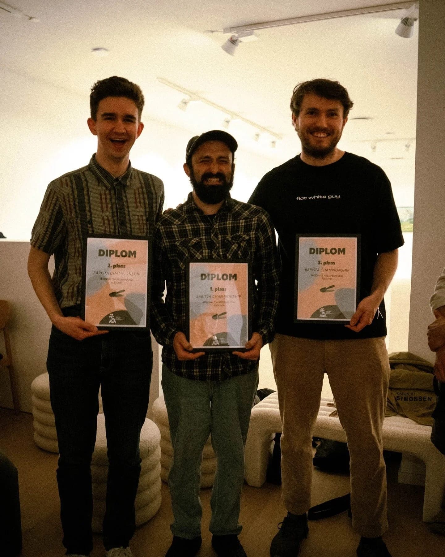 De tre premierte baristaene med diplomene sine i galleriet på Forum