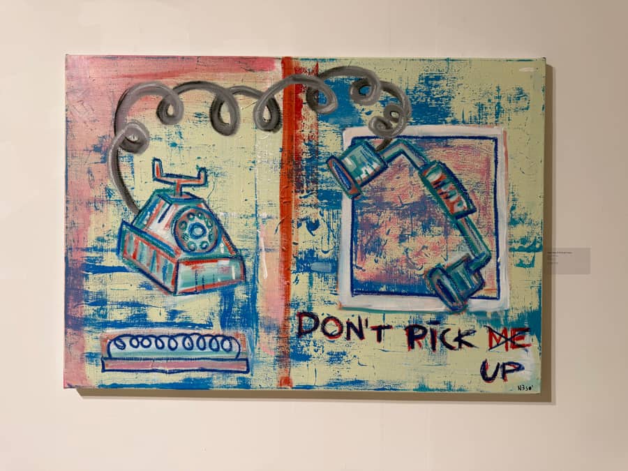 Maleri av Vetle Nes-O'Shaughnessy, Don't Pick Up, hengende i galleriet