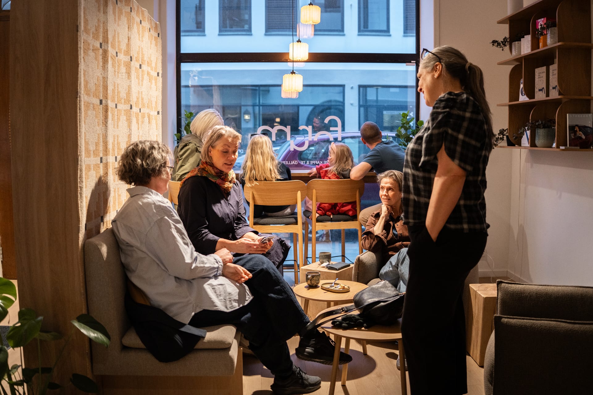 Stoler og bord i kaféen på Forum.